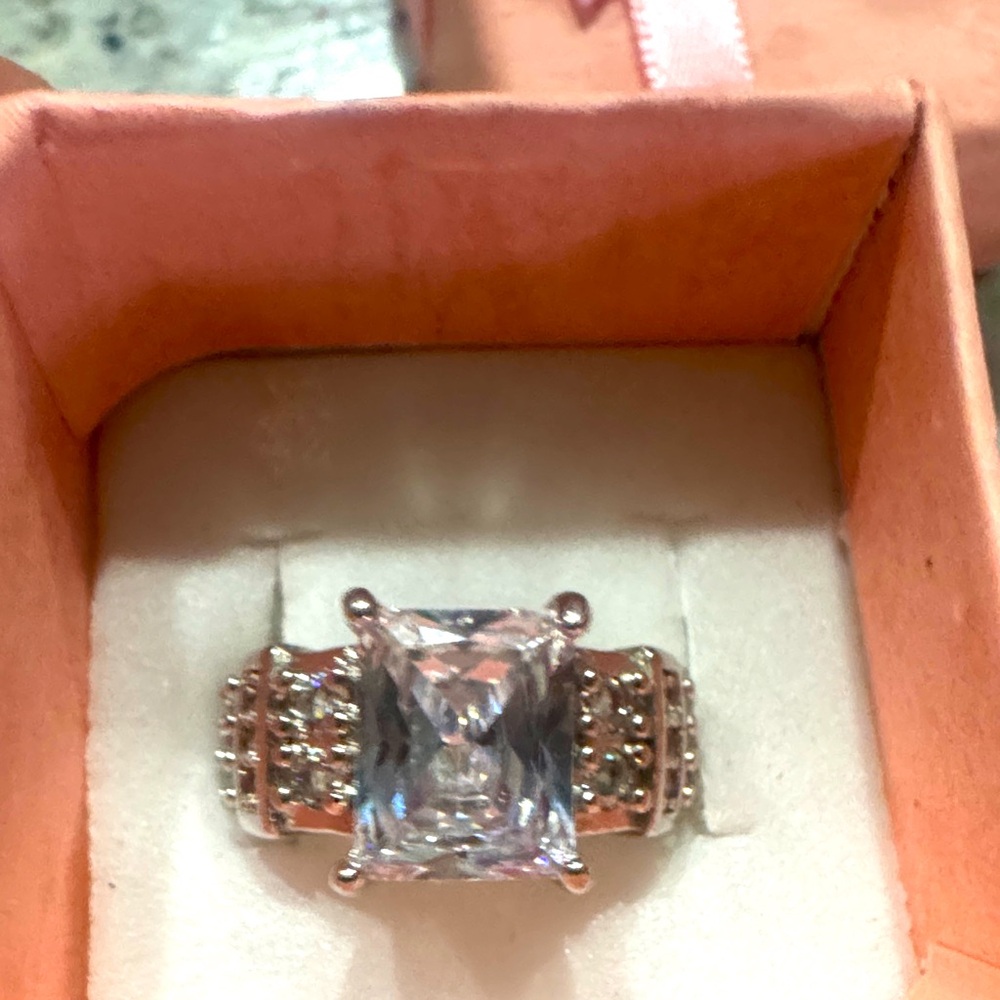 Elegant Silver Ring with Clear Gemstone